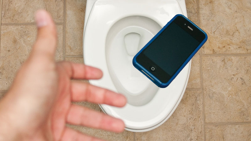 How to retrieve your dropped mobile phone out of toilet bowl?